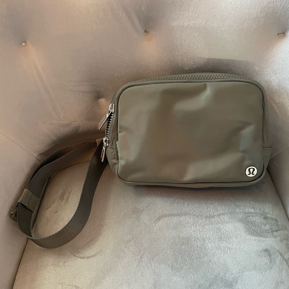 Lululemon Everywhere Belt Bag LARGE - Never used